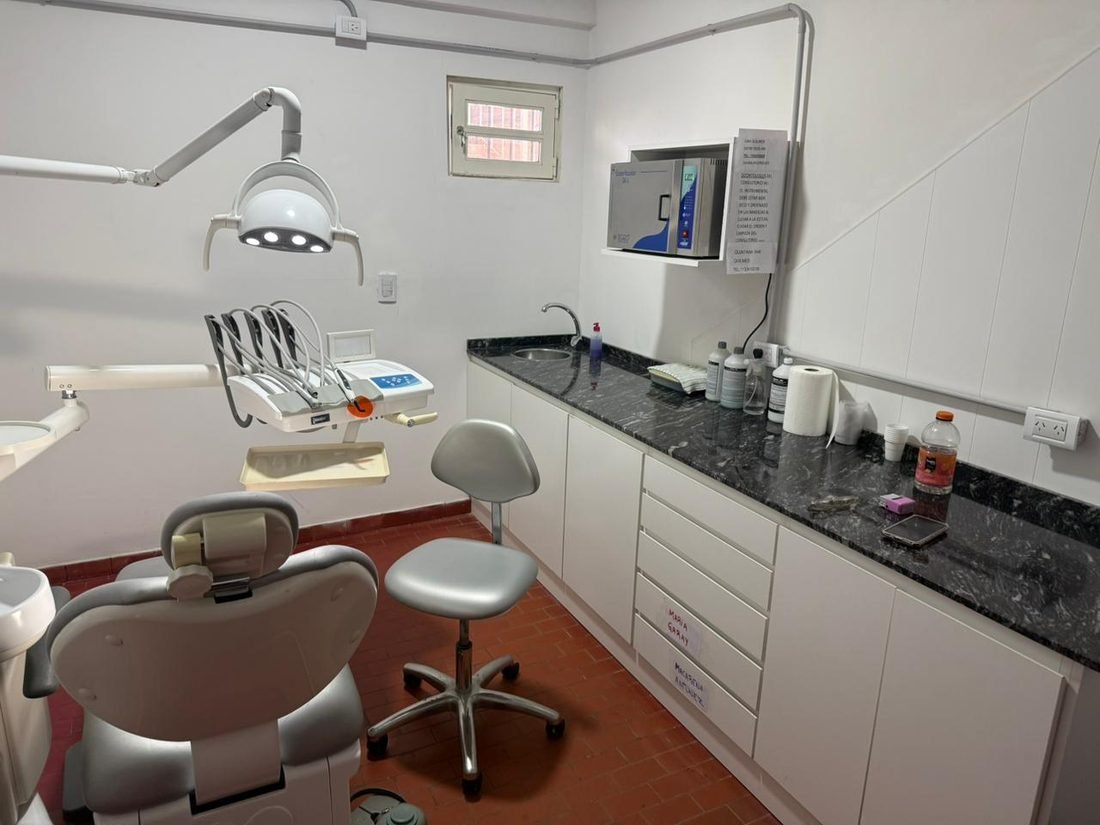 Consultorio con autoclave y zona de esterilización